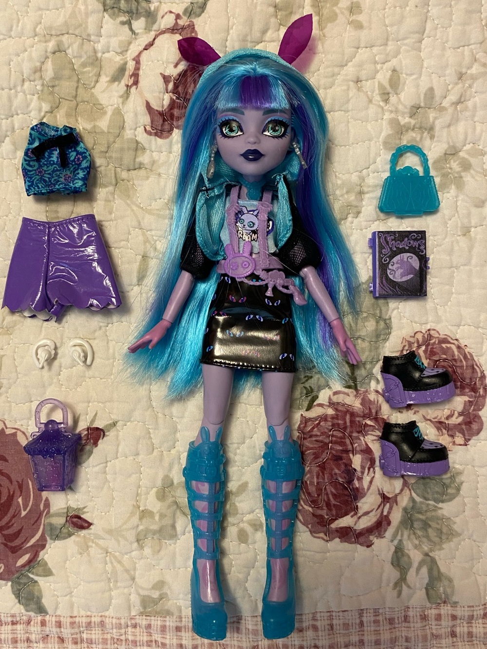 Monster High: Neon Frights, Twyla doll!